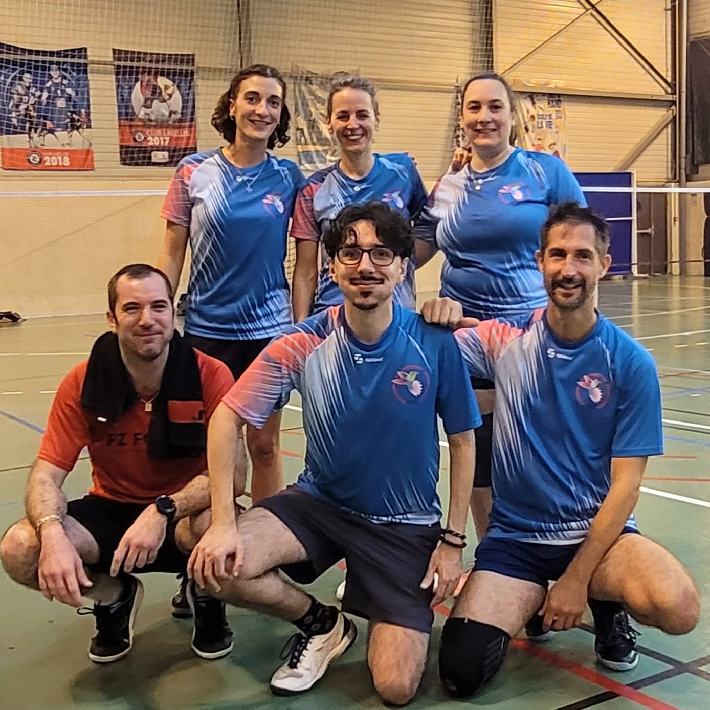 Six membres de Badaflo réunis sur un terrain, dont cinq portent le maillot bleu turquoise du club